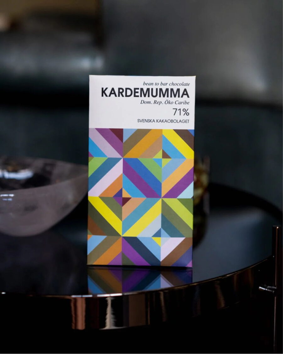 Svenska Kakao Oko Caibe Dominican Republic 71% Dark Chocolate Bar with Cardamom Lifestyle