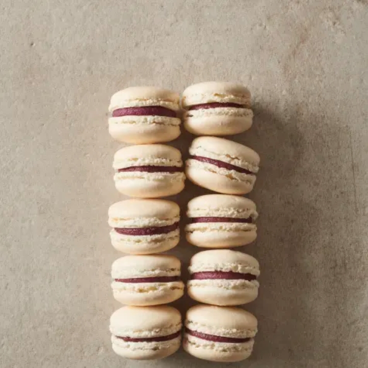 Valrhona Blackcurrant Ivoire 35% Macarons