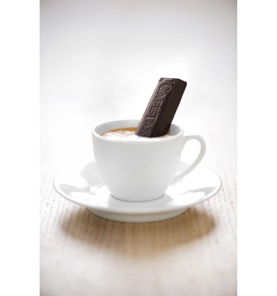 Café-Tasse 60% Dark Chocolate Bar Lifestyle 2