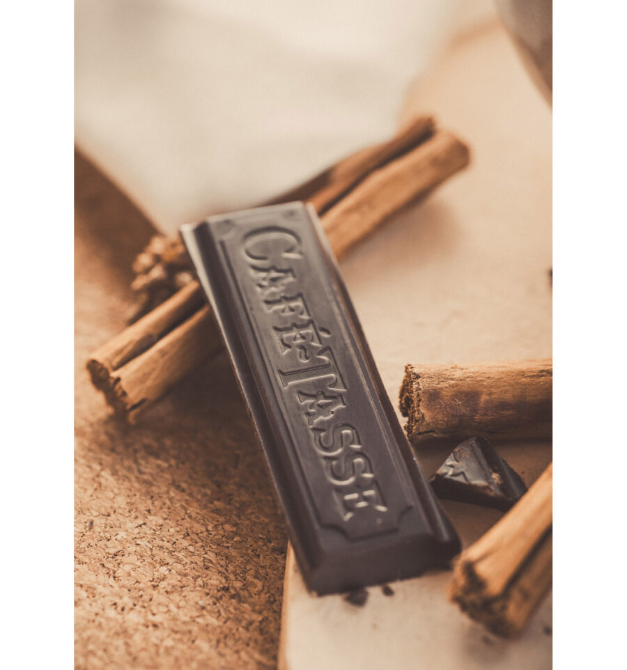 Café-Tasse 60% Dark Chocolate Bar with Cinnamon Lifestyle 2