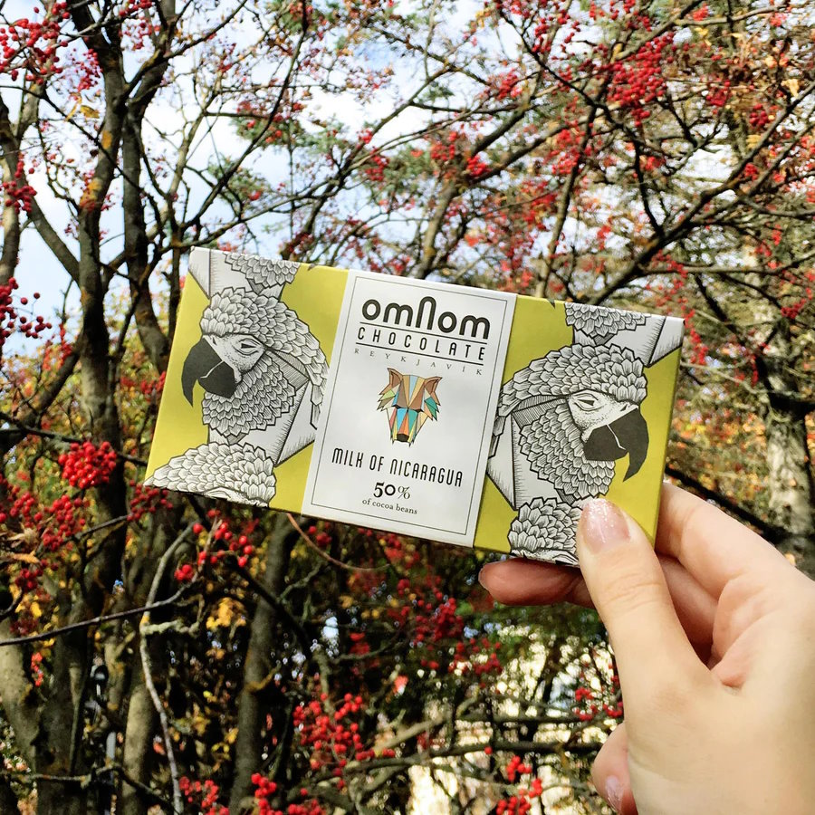 Omnom-Chocolate-Nicaragua-50-Milk-Chocolate-Bar-Lifestyle