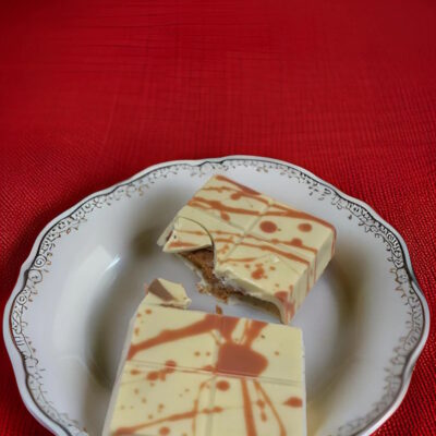 Omniya Delicacy White Chocolate Bar with Crunchy Cookie Butter Filling Open